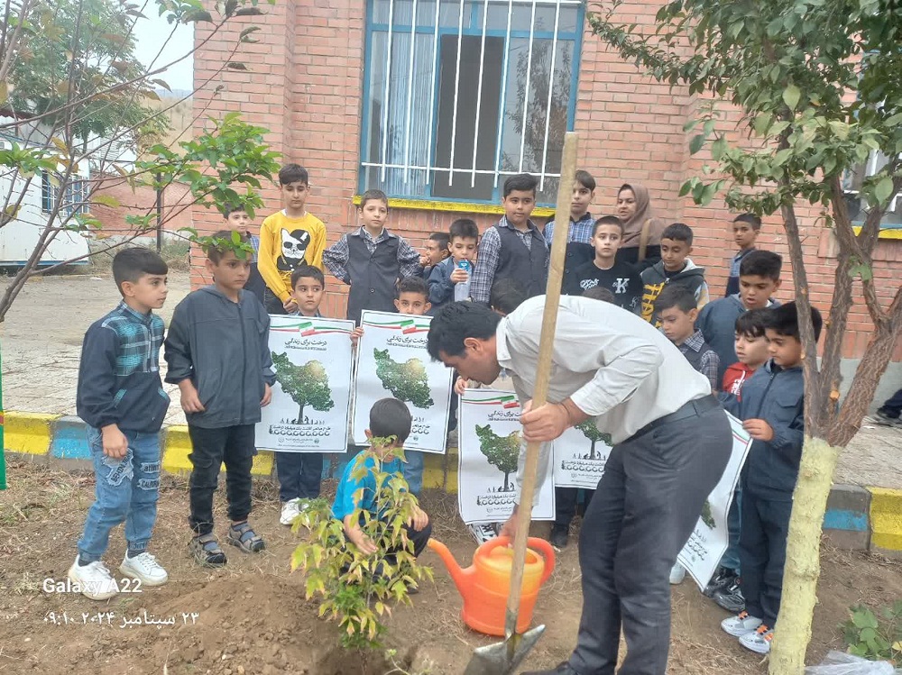 برگزاری مراسم کاشت نهال در مراسم بازگشایی مدارس شهرستان خداآفرین 